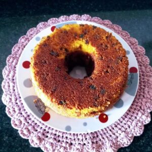 Bolo de fubá com frutas cristalizadas