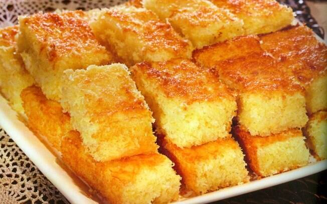 Bolo de Mandioca com Queijo Molhadinho e Fácil de Fazer