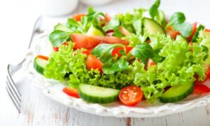 Salada Ajuda a Acabar com o Inchaço: Conheça os Benefícios e Receitas Refrescantes