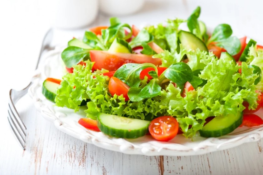 Salada Ajuda a Acabar com o Inchaço: Conheça os Benefícios e Receitas Refrescantes