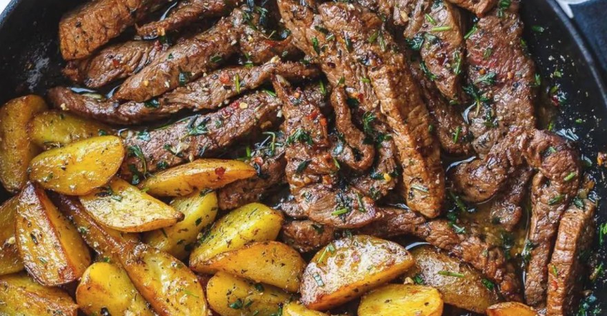 Como fazer um Suculento Bife no Alho e Batata na Frigideira