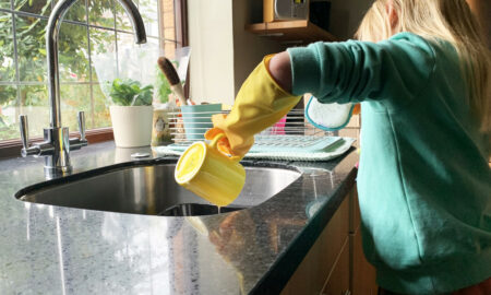 Conheça Alguns Truques para Lavar Louça Mais Rápido e Manter a Pia Limpa